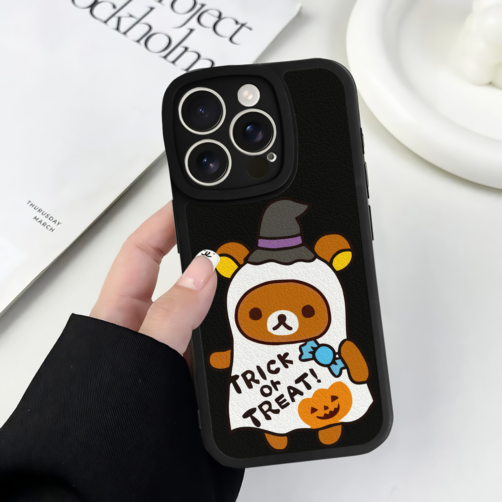 （画像用） リラックマ リラックマ キイロイトリ Rilakkuma Korilakkuma Kiiroitori 【iPhone 16シリーズ対応】シリコンスマホケース（レザー調） 材質：シリコン